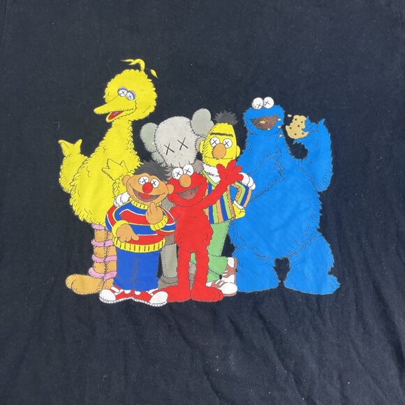 Kaws x Uniqlo Sesame Street Men’s T-shirt Black Elmo Bert Ernie Size L Read* - Picture 12 of 16